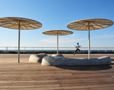 Jogger am Strand in Tel Aviv