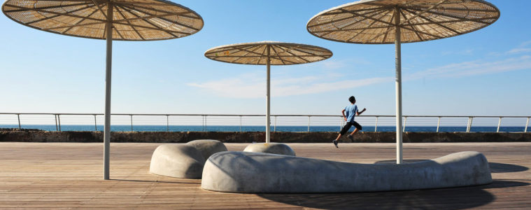 Jogger am Strand in Tel Aviv