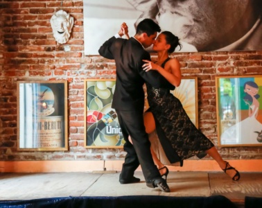 Paar tanzt Tango in Buenos Aires