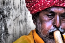 Mann mit Turban spielt Flöte in Rajasthan