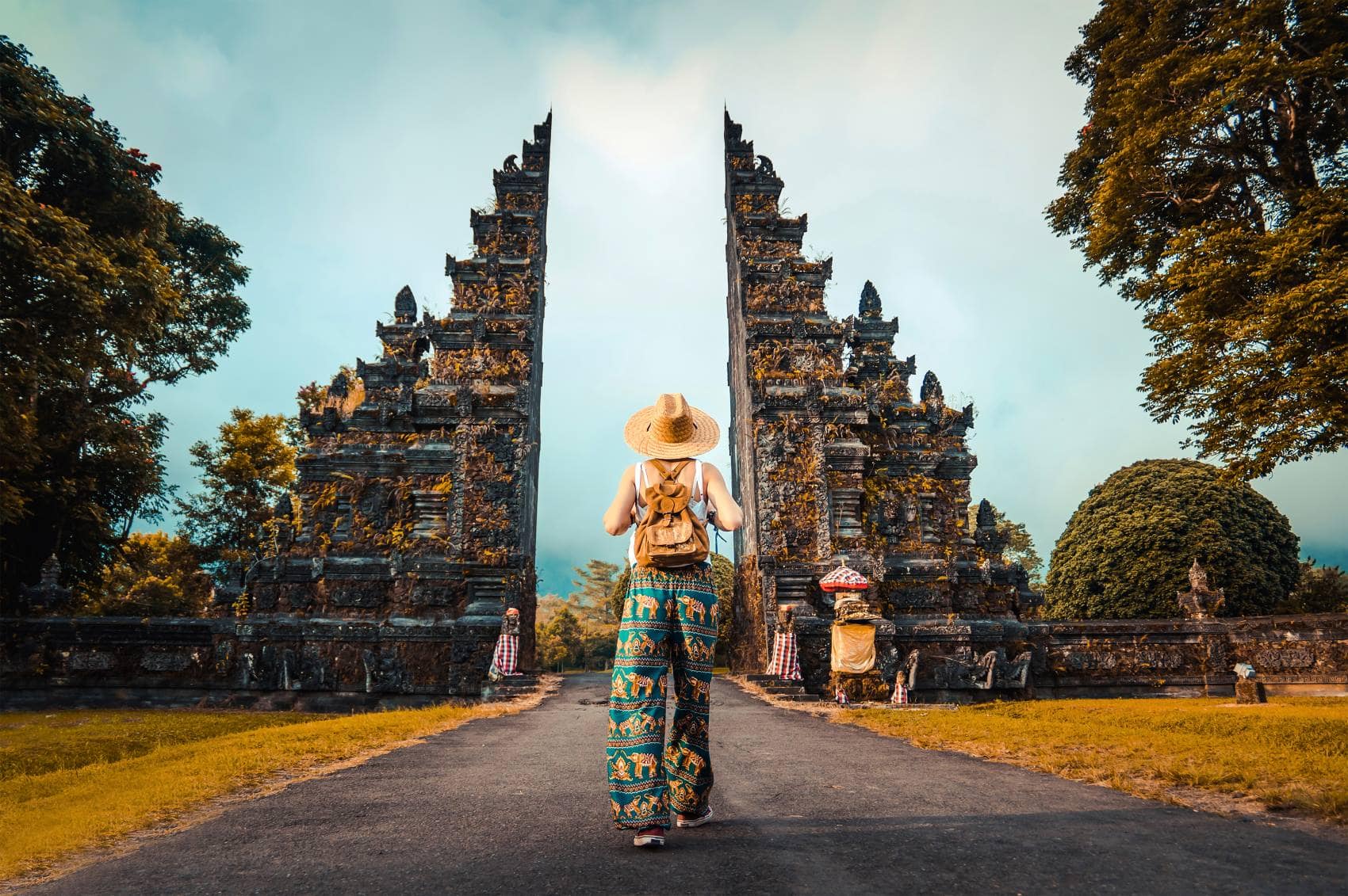 Frau mit Sonnenhut und Rucksack auf Bali 