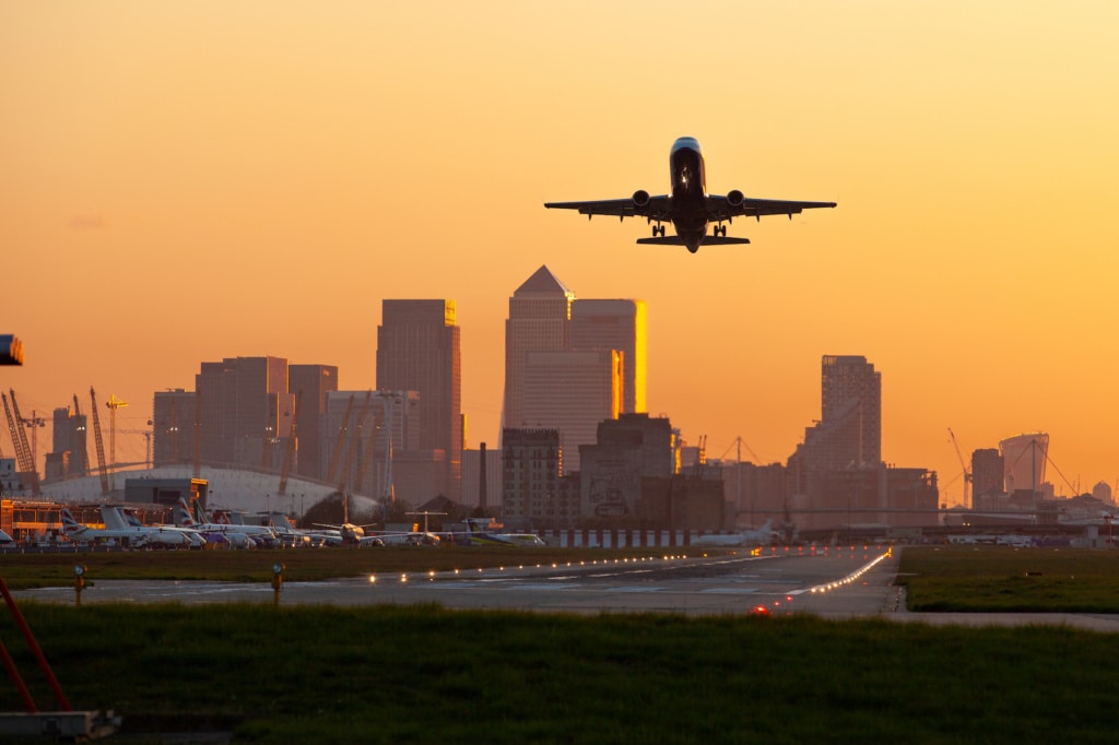 Wir verraten Euch, wie ihr in London am besten vom Flughafen in die City kommt.