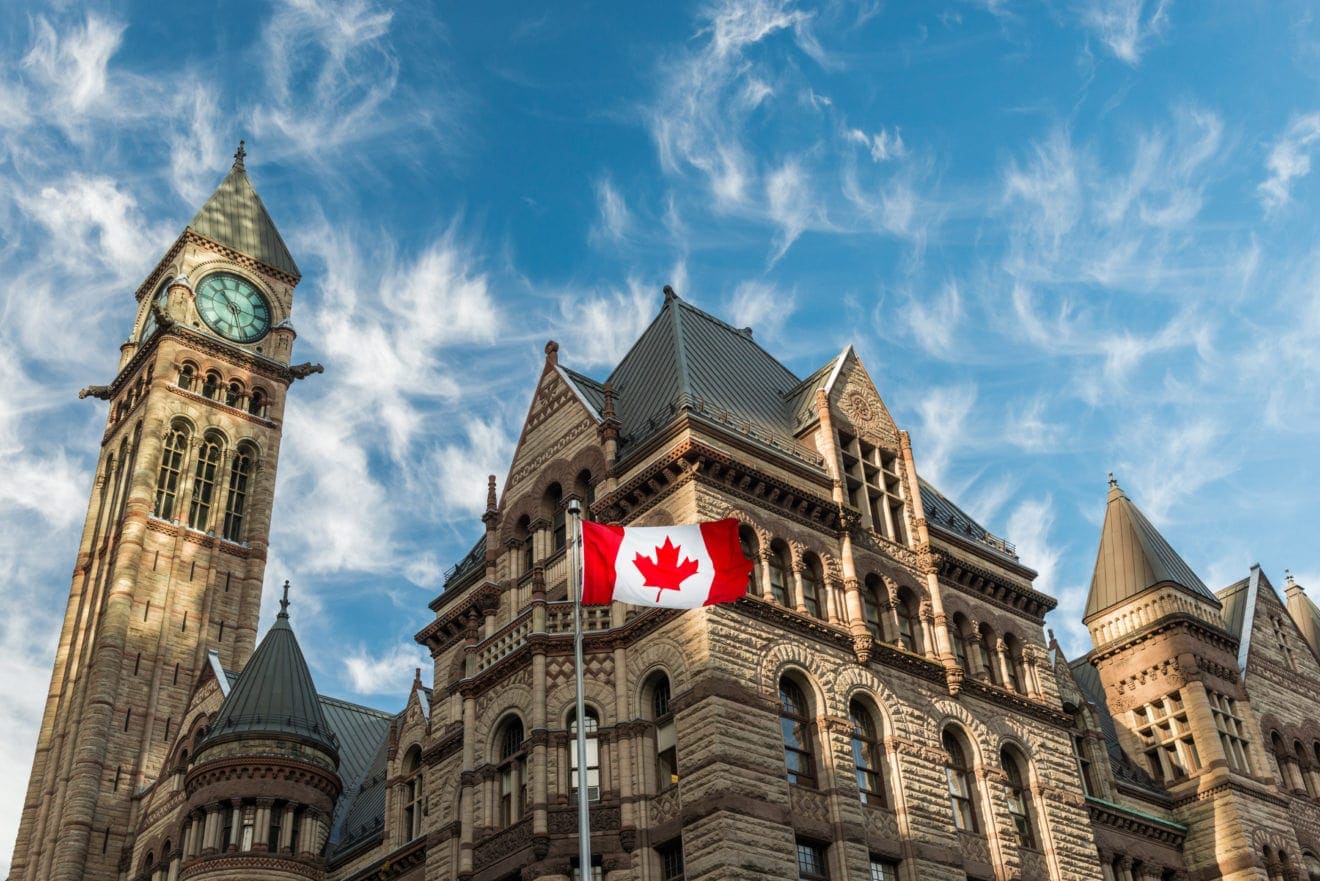 Old City Hall in Toronto, Kanada-Flagge