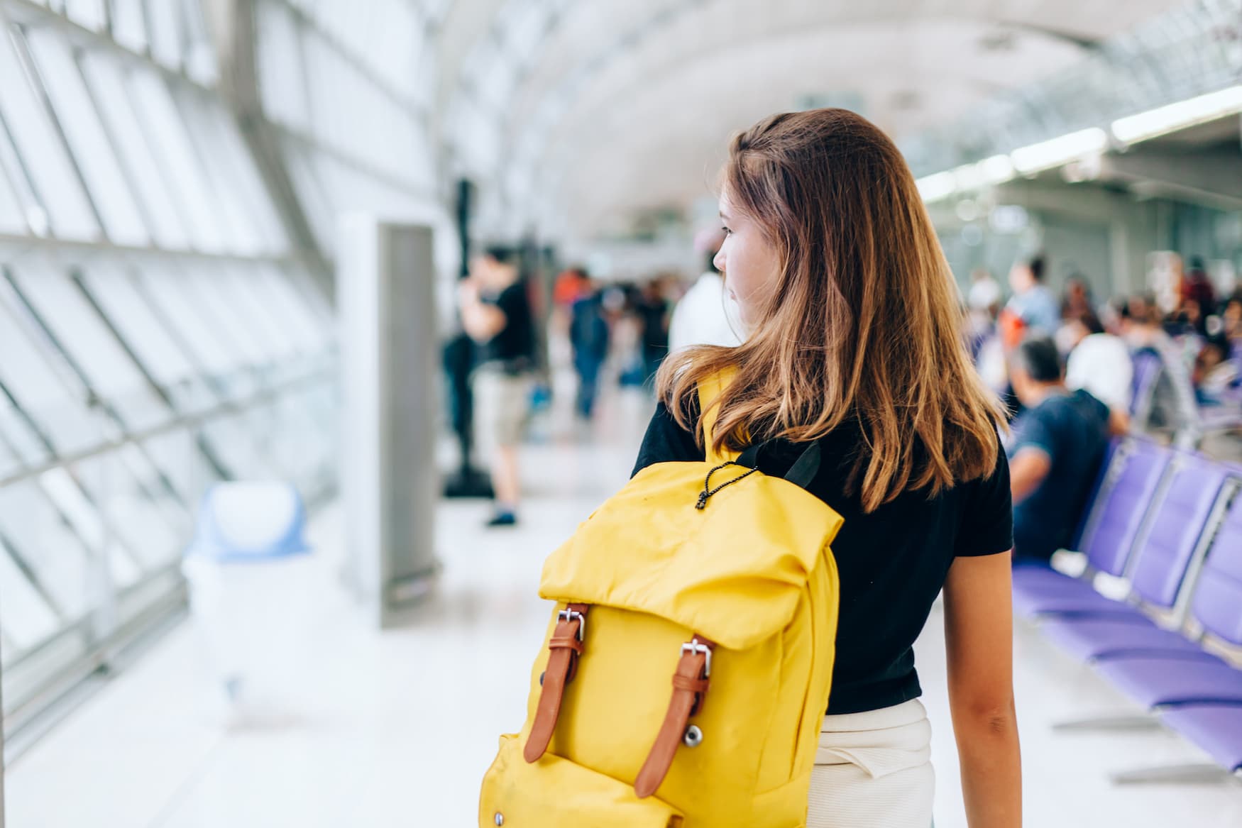 Jugendliches Mädchen reist alleine von Flughafen
