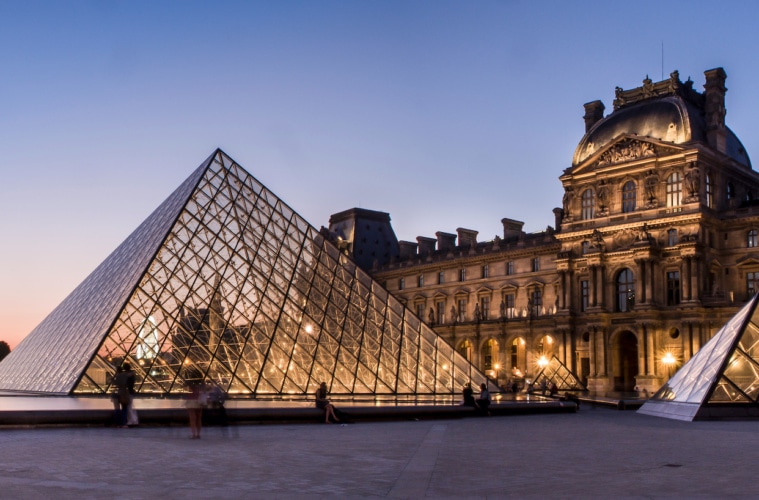 Musée du Louvre bei Nacht