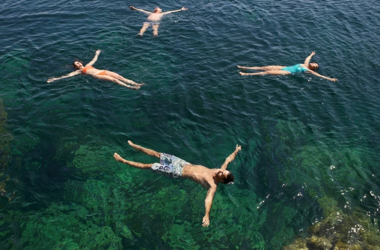 Menschen schwimmen auf Mallorca im Meer