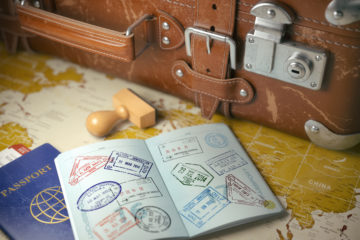Old-School-Reisekoffer mit geöffnetem Reisepass