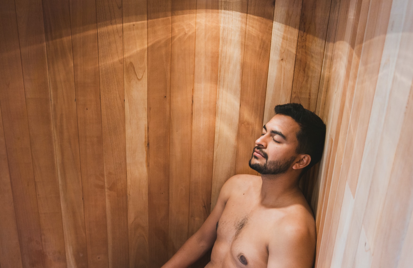 Verhalten in der Sauna? In Deutschland geht man grundsätzlich nackt in die Sauna, so wie der Mann auf dem Foto