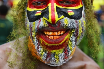 Die Hochland-Stämme, hier die Junner Rolex Sing Sing Group, präsentieren sich beim jährlichen Sing-Sing von Goroka, Papua-Neuguinea, Ozeanien