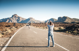 Mann fotografiert den Teide auf Teneriffa