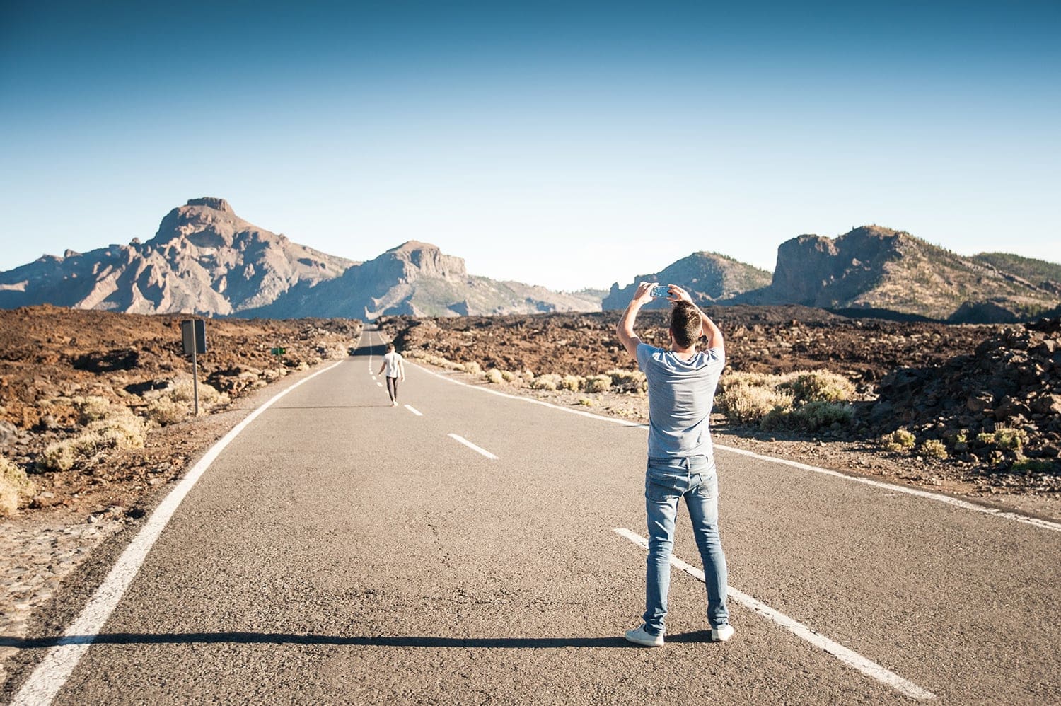 Ausflug auf den Teide: Mann steht auf Straße und macht Foto