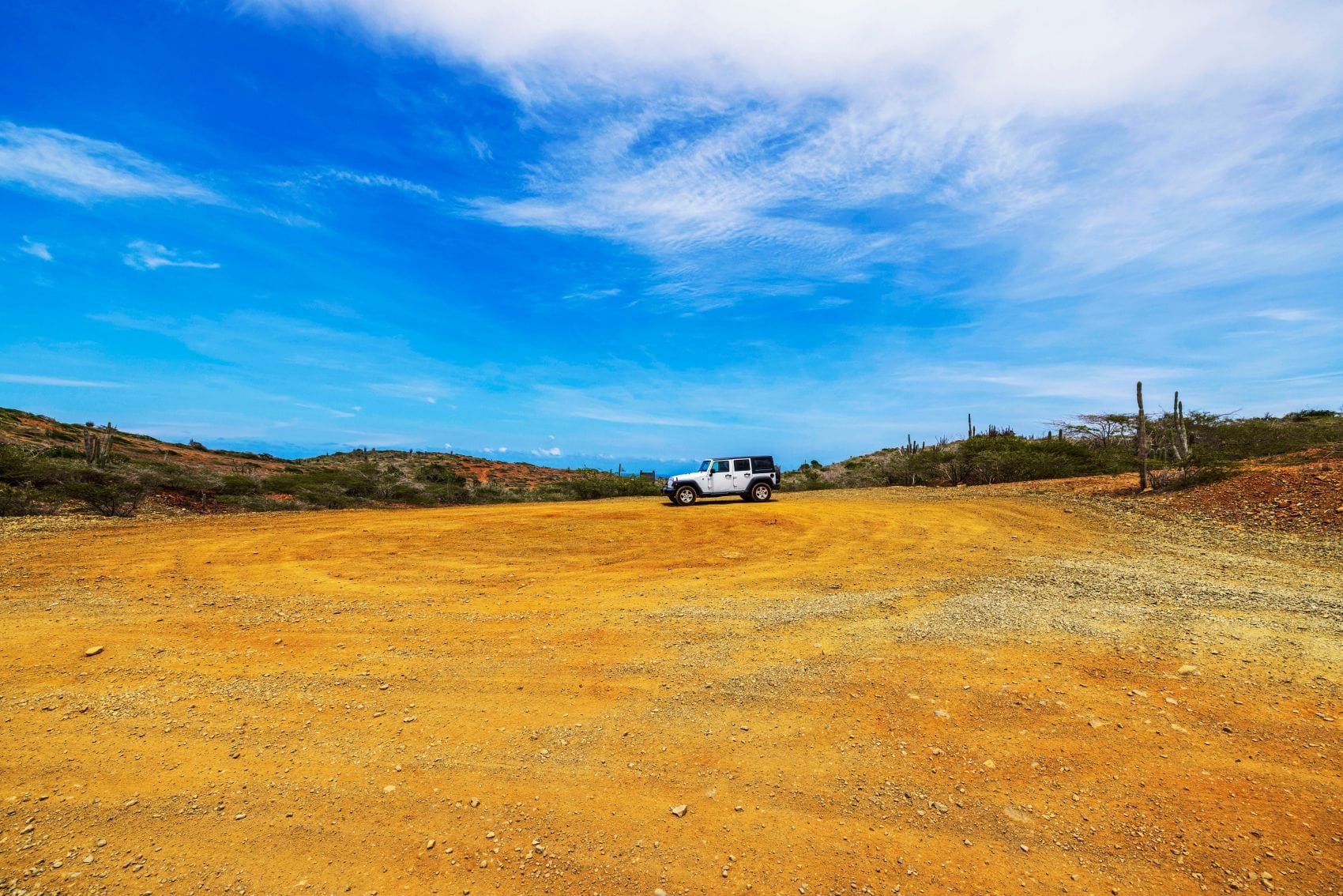 Weißes Geländefahrzeug im Arikok-Nationalpark auf Aruba 