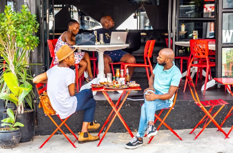 Menschen sitzen in einem Café in Johannesburg.