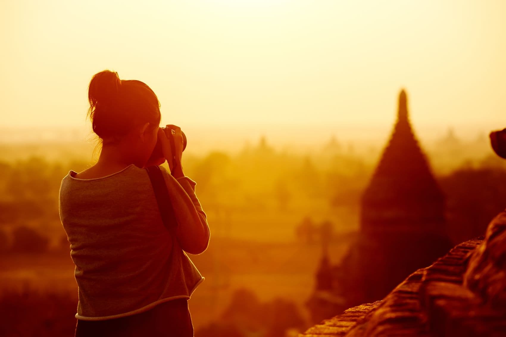 Frau fotografiert Landschaft in Myanmar 