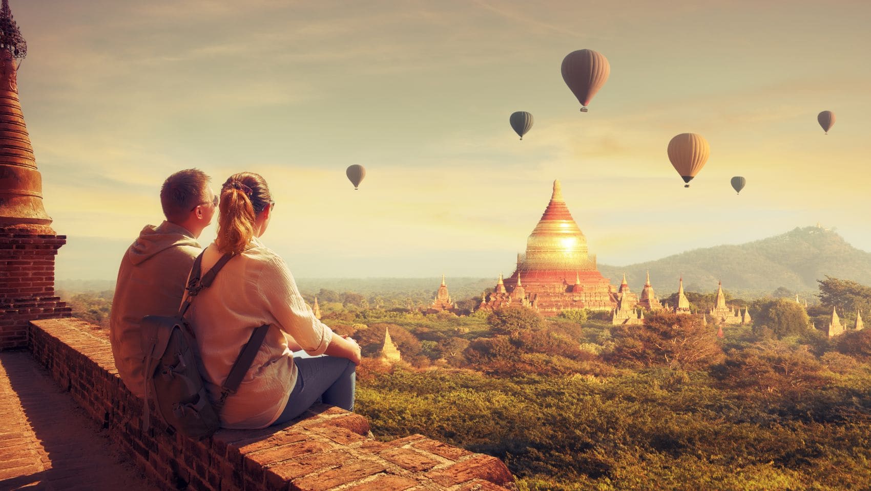 Touristenpaar blickt auf Pagoden-Landschaft in Myanmar