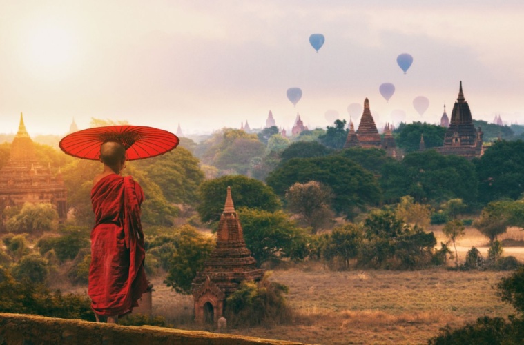Mönch in Myanmar blickt auf Pagoden-Landschaft