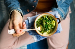 Frau isst Salat aus dem Superfood Algen