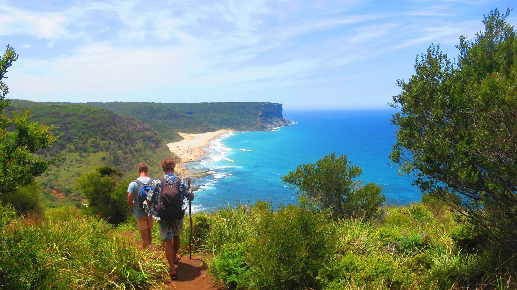 Zwei Männer wandern durch den Royal National Park in Australien 