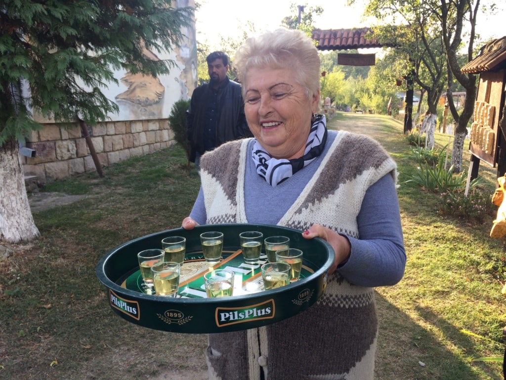 Frau Stefanović im Kapetan Mišin breg mit Honigschnaps