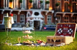 Milestone Hotel in London: Picknick vor dem Haus