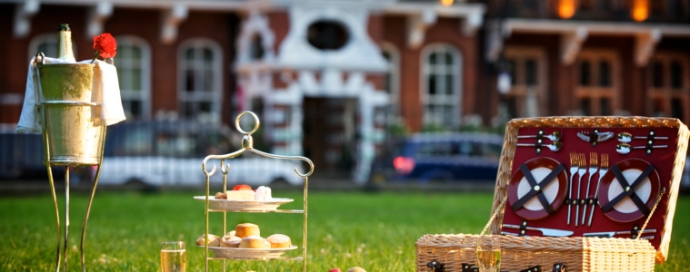 Milestone Hotel in London: Picknick vor dem Haus