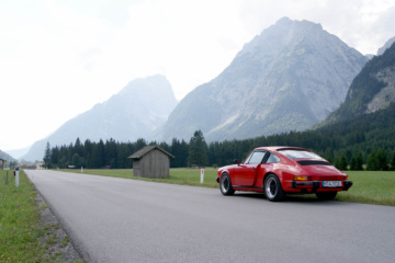 Roter Porsche auf einer Straße in Südtirol