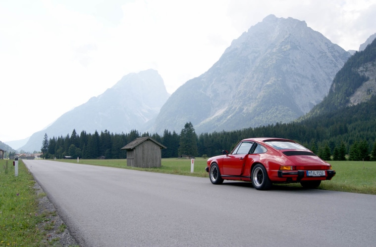 Roter Porsche auf einer Straße in Südtirol