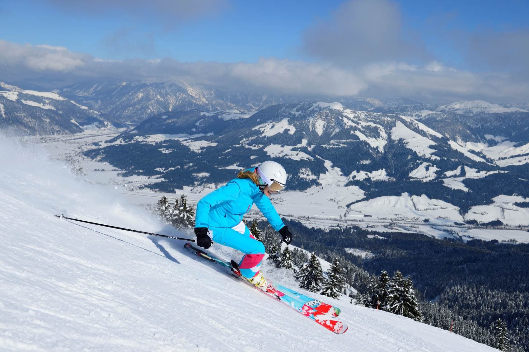 Skifahrerin in St. Johann/Tirol in den Kitzbüheler Alpen