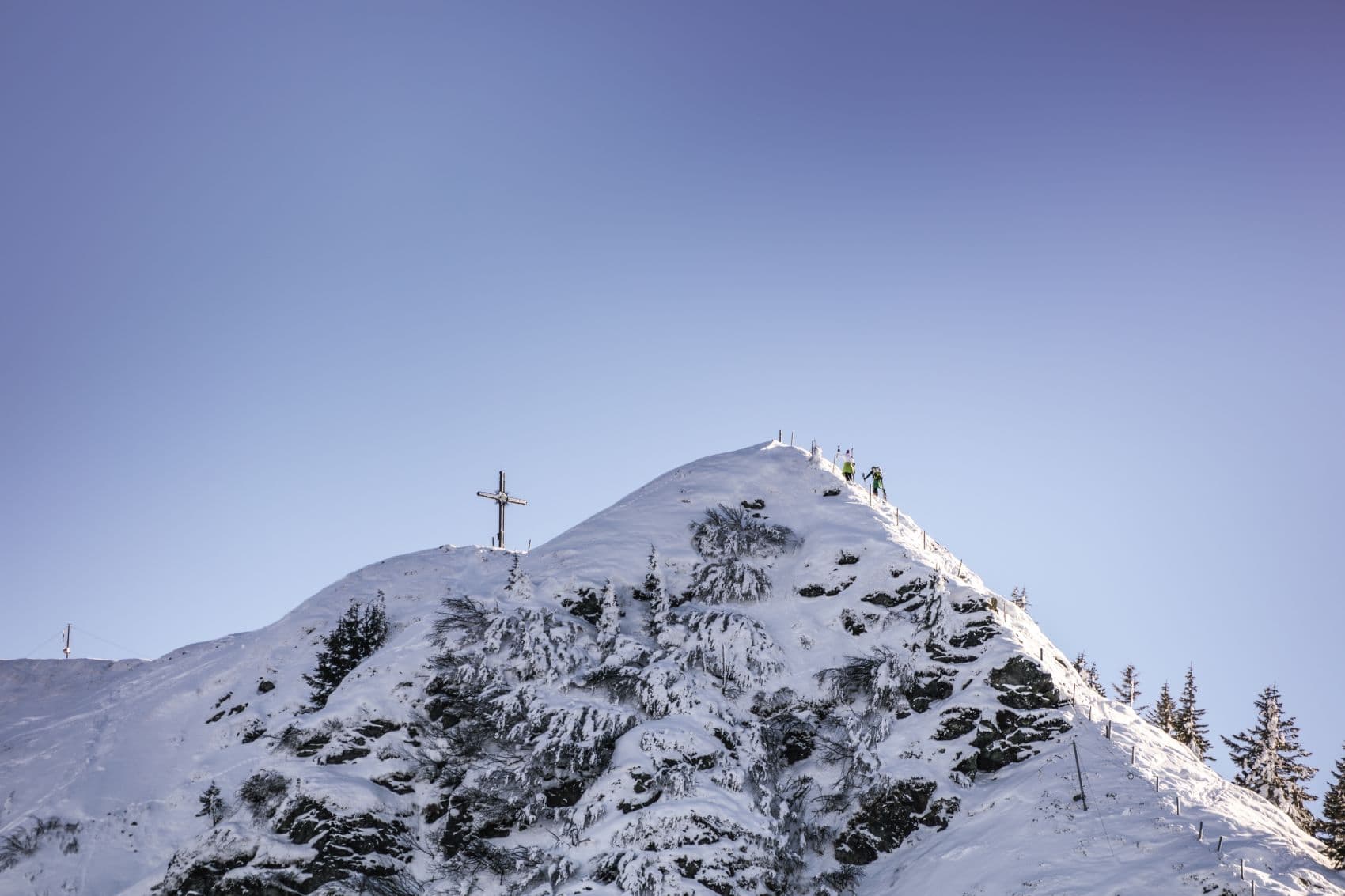 Skitourengeher auf dem Weg zum Gipfel in den Kitzbüheler Alpen