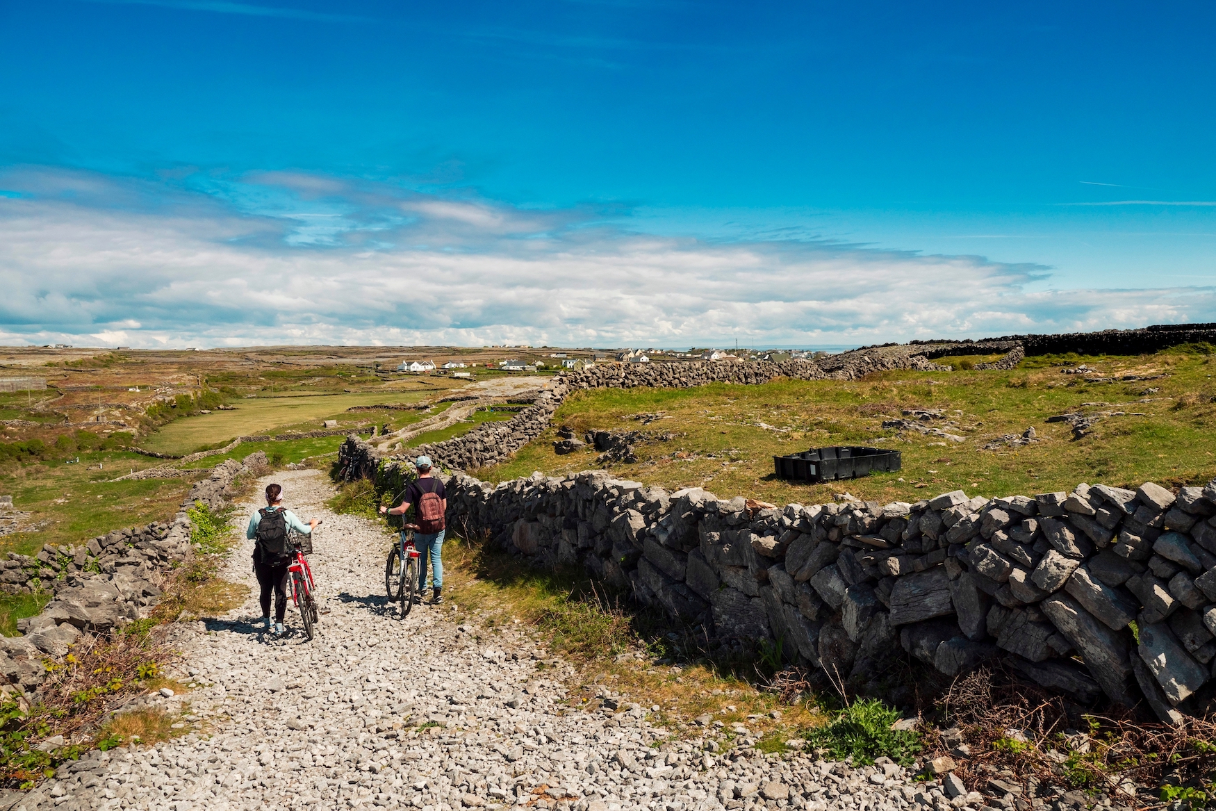 Paar unternimmt Fahrradtour auf den Aran Inseln am Wild Atlantic Way in Irland