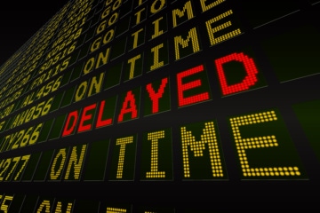 Verspätungsanzeige auf Abfluganzeige im Flughafen