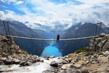 Hängebrücke in den Zillertaler Alpen in den Tiroler Naturparks
