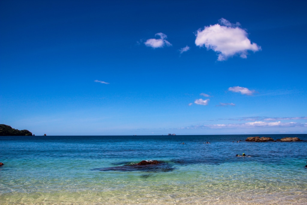 Kristallklares Wasser und Muscheln statt Sandstrand: Playa Conchal