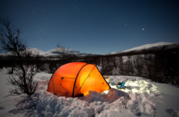 Camping an der Piste: Zelt im Schnee