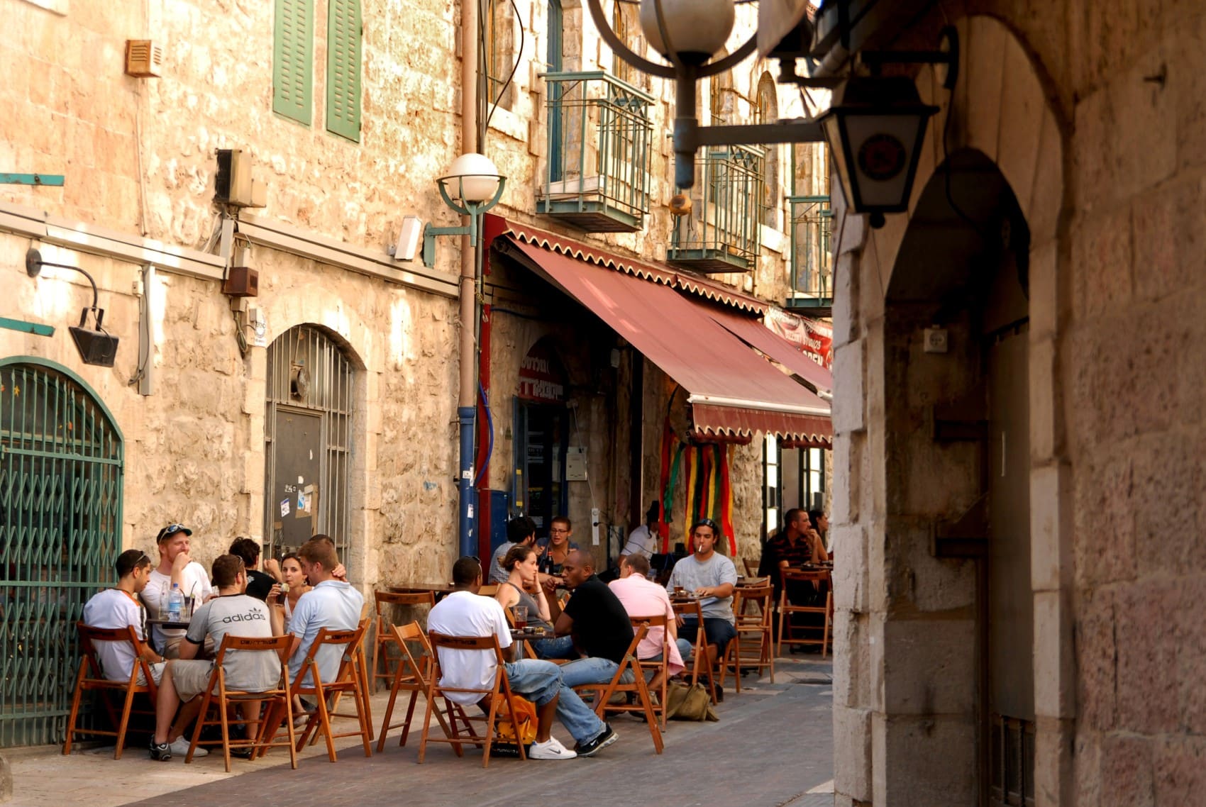 Menschen sitzen in einem Café in Jerusalem