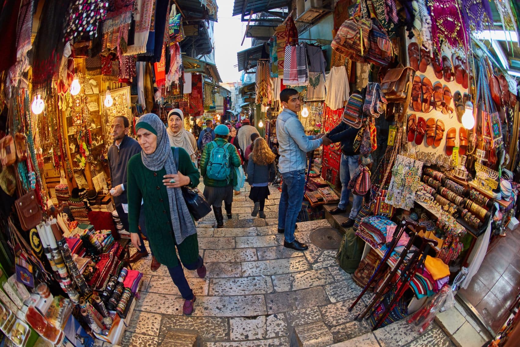 Menschen auf dem Markt in der Jerusalemer Altstadt