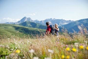 Paar beim Wandern durch die Dolomiten in Südtirol
