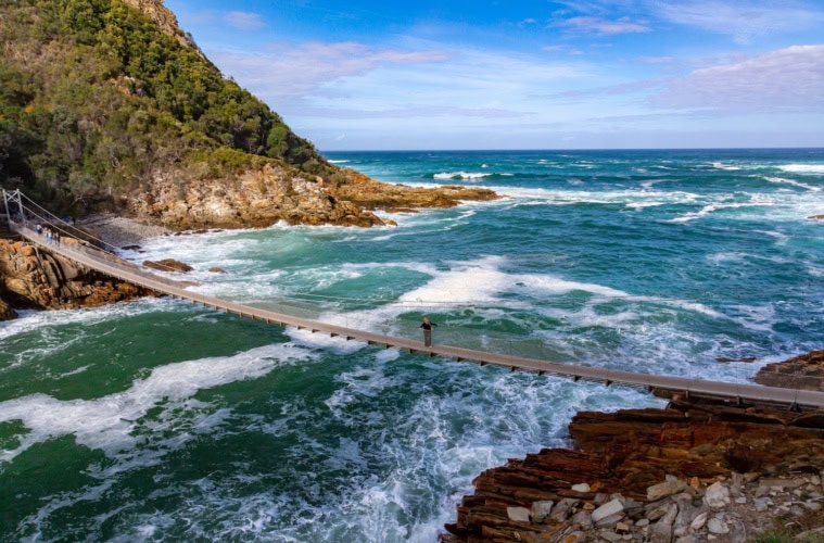 Hängebrücke im TsitsiKamma Nationalpark auf der Garden Route in Südafrika