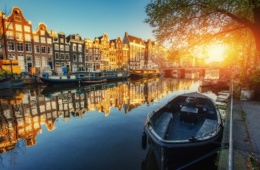 Gracht mit Boot am Ufer in Amsterdam