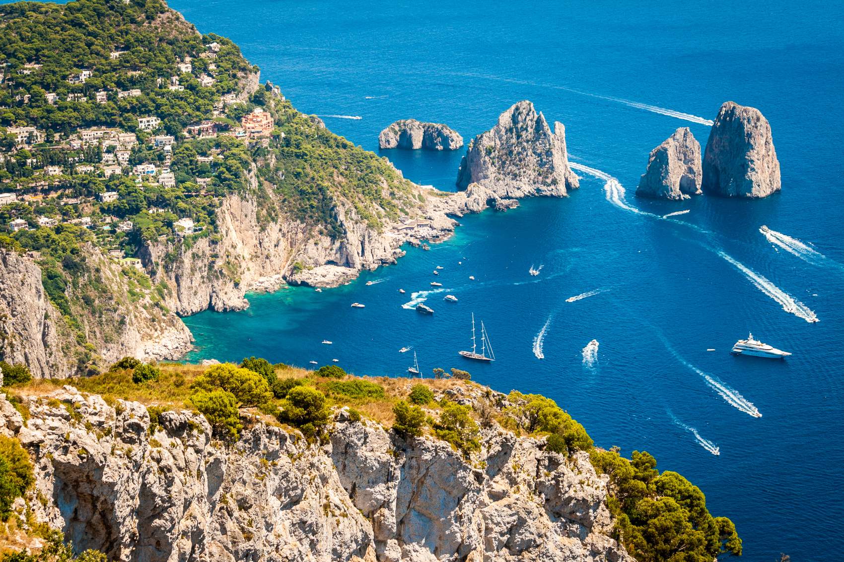 Blick auf vier Faraglioni auf Capri 