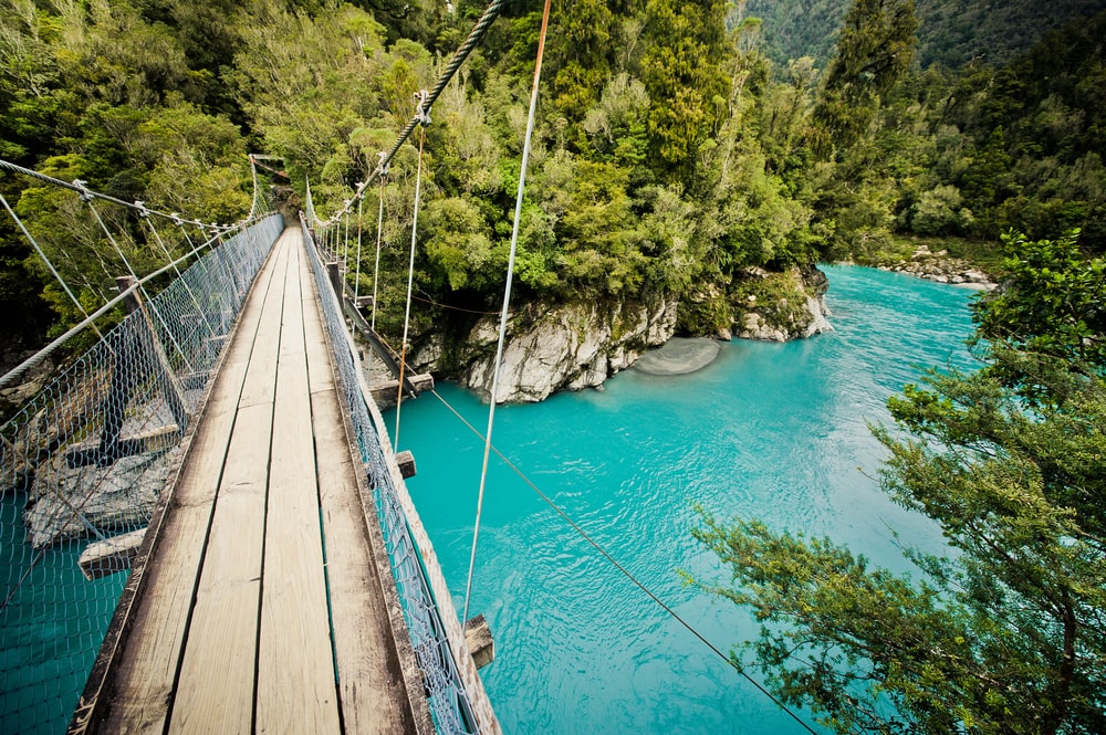 Auf der Südinsel Neuseelands liegen ihn den Southern Alps viele Gletscher. Ihr Schmelzwasser verleiht vielen der Flüssen eine türkise Farbe.