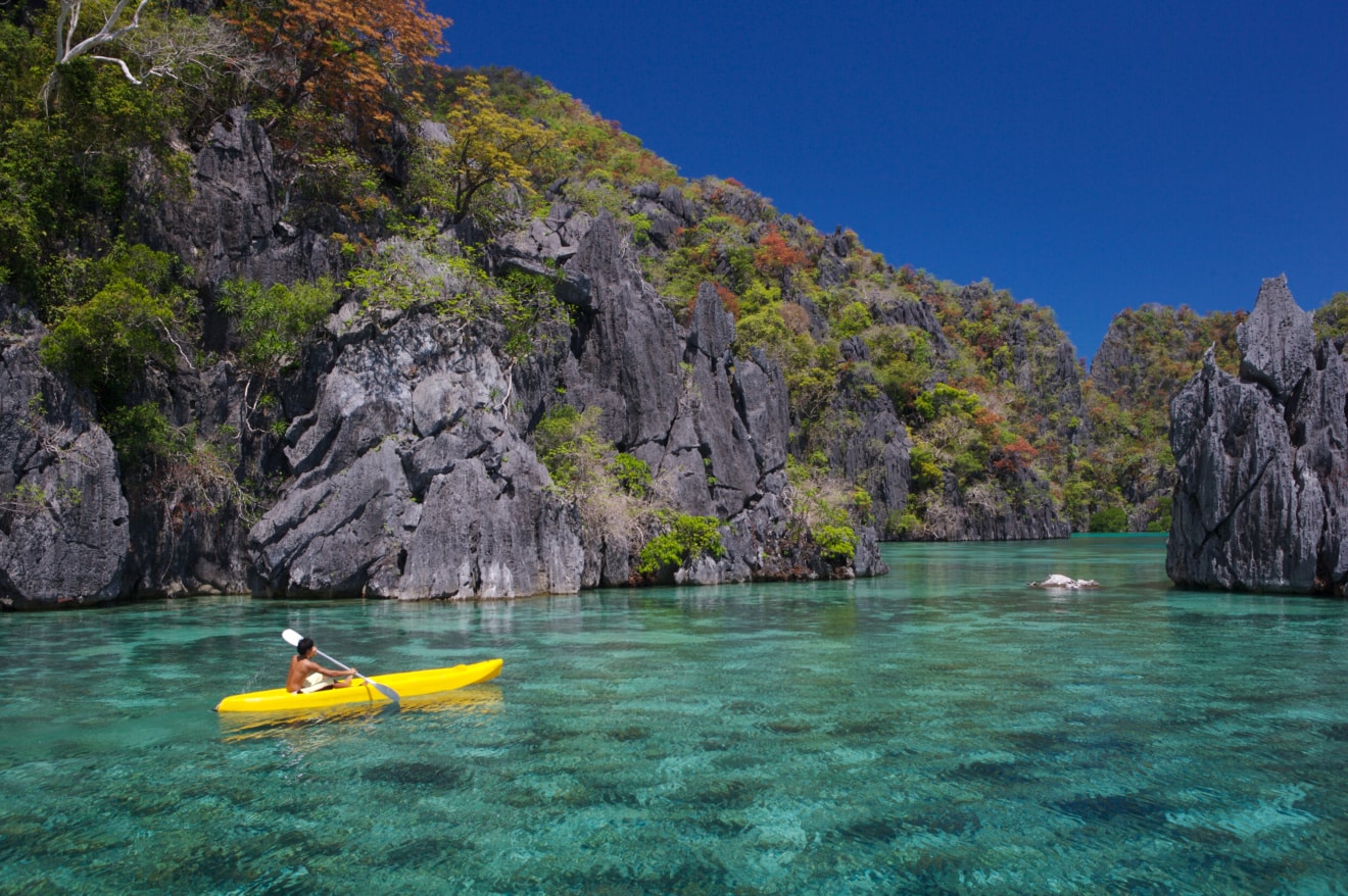 Kayak-Fahrer auf der Coron Insel auf den Philippinen