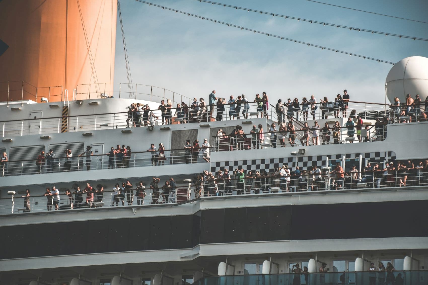 Passagiere auf Kreuzfahrtschiff 