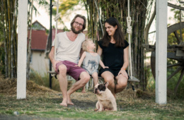 Marianna Hillmer und Johannes Klaus mit Kind und Hund in Thailand
