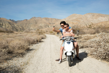 Zwei Männer auf einem Scooter bei Palm Springs