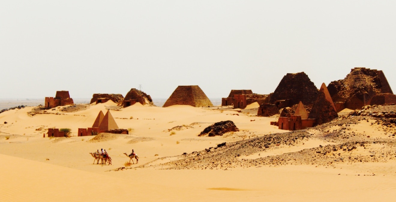 Besucher in Meroe im Sudan