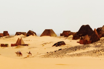 Besucher in Meroe im Sudan