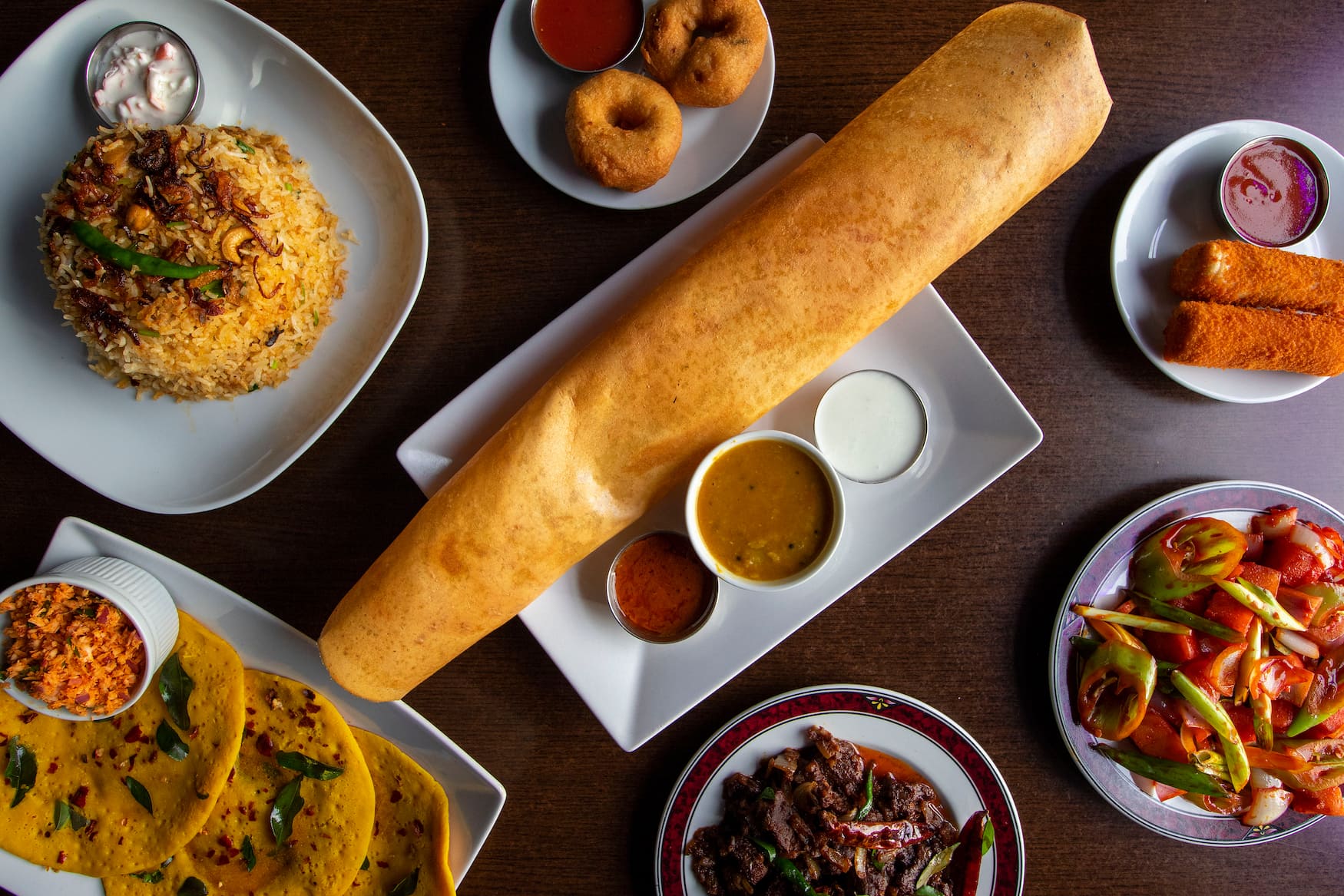 Indisches Essen angerichtet auf einem Tisch in restaurant in Dublin