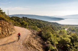 Mountainbiker auf Küstenstraße in Kroatien