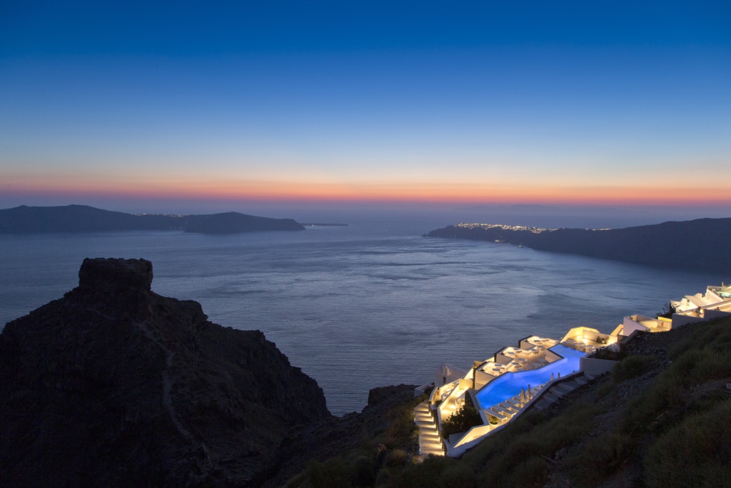 Das Grace Hotel in Santorini leuchtet in Griechenlands Nationalfarben.